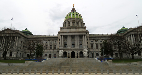 Obraz premium Pennsylvania capitol exterior in city closeup