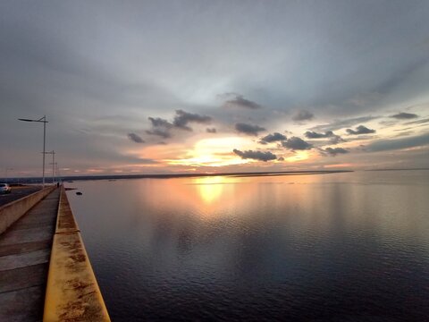 entardecer a beira rio Negro © Alexandre