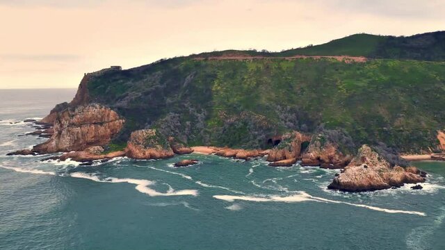 Wundersch&ouml;ne Aufnahme der Lagune in Knysna, S&uuml;dafrika. Die Nahaufnahme (close-up) zeigt  sogar die H&ouml;hle, die in die Lagune f&uuml;hrt. Die Totale bietet eine Gesamt&uuml;bersicht.