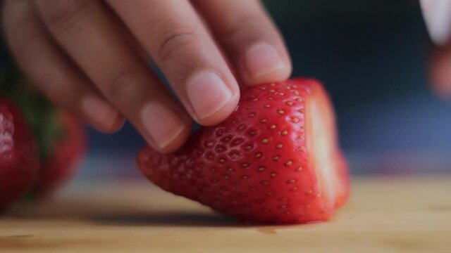 Finos cortes de frutilla o fresas con un buen cuchillo 