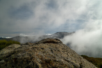 Fototapeta na wymiar Montaña Cubierta por las nubes