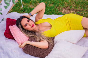 Naklejka premium woman relaxing in the park