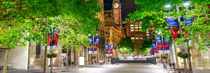 Fototapeta premium SYDNEY - NOVEMBER 6, 2015: Martin Place at night in Central Business District