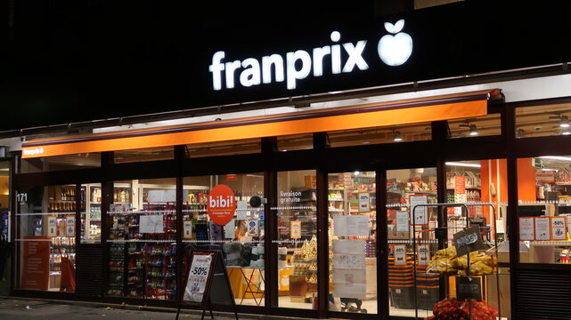 Supermarché avec une enseigne lumineuse "Franprix" à Paris, la nuit – novembre 2020 (France)