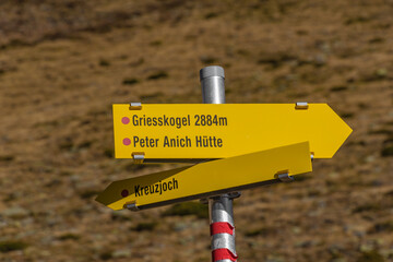 Gelbe Wegweiser in den Bergen