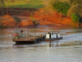 Balsa antiga sobre o Rio Piquiri, Mirante do Piquiri, Paraná, Brasil. 