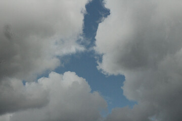 Cielo azul  formando imagen con nubes