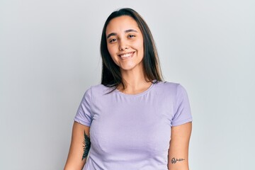 Obraz premium Young hispanic woman wearing casual clothes smiling with an idea or question pointing finger up with happy face, number one