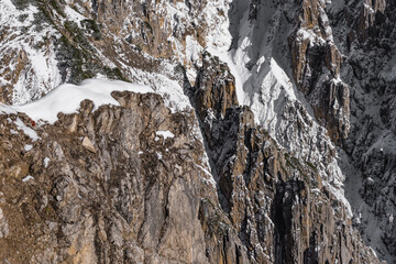 Fototapeta na wymiar Felswand mit Schnee