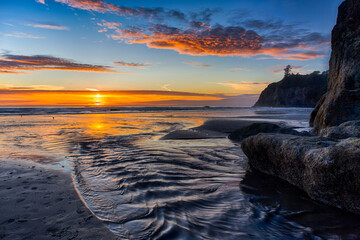 Naklejka premium Breathtaking ocean sunset along with Ruby Beach coastline, Washington, USA