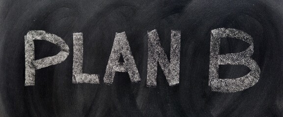 Plan B escrito con una tiza en la pizarra  © KukiLadrondeGuevara