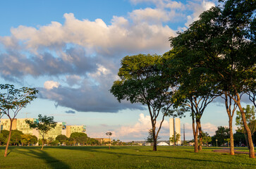 Esplanada do Minist&eacute;rios em Bras&iacute;lia com vista para o Congresso Nacional entre &aacute;rvores.