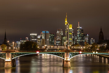 Obraz premium The Skyline of Frankfurt from the Ignatz-Bubis-Bridge at night.