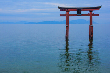 琵琶湖に建立された白髭神社の大鳥居