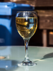 Lampka wina na nieBielsko brązowym tle 