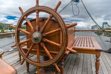 Koło sterów na statku z siatką w tle © Tomasz Marchewka 