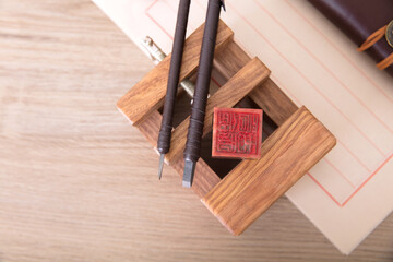 Looking down and shooting the engraving bed with the seal fixed and two engraving knives