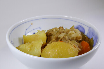 小皿に分けた肉じゃが