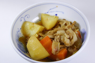 小皿に分けた肉じゃが