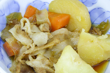 小皿に分けた肉じゃが