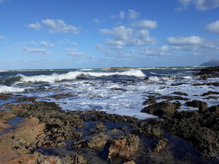 Las olas golpeando con fuerza las rocas 