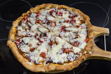 Pizza z serem na drewnianej desce 