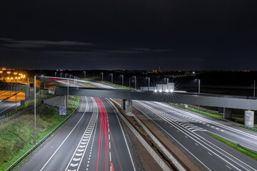 Autostrada nocą i most latarnie i samochody - obrazy, fototapety, plakaty