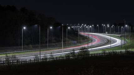 Autostrada nocą z latarniami i samochodami © Tomasz Marchewka 