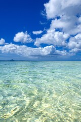 沖縄県・本部町 瀬底島 夏の瀬底ビーチの風景