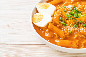 Korean instant noodle and Tteokbokki in Korean spicy sauce - Rabokki