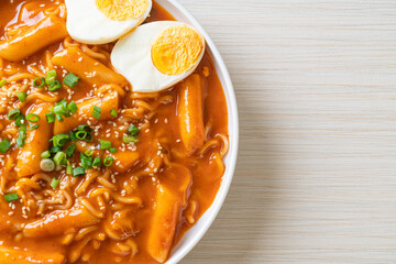 Korean instant noodle and Tteokbokki in Korean spicy sauce - Rabokki