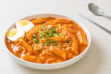Korean instant noodle and Tteokbokki in Korean spicy sauce - Rabokki