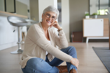 Obraz premium Smiling 50-year-old woman with eyeglasses