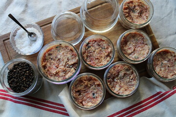 Préparation des pâtés en conserve, pâté de porc au foie gras