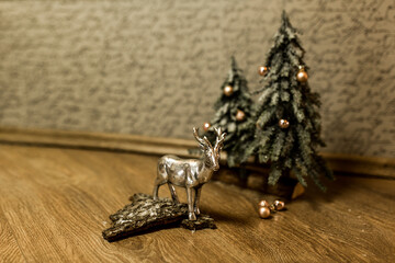 Weihnachtliche Dekoration mit Hirsch und tannenbaum