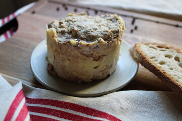 Pâté de porc au foie gras, sur planche en bois