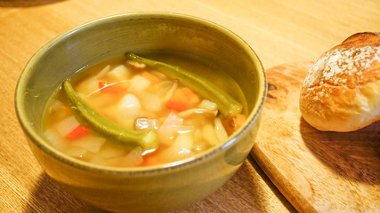 焼き立てのパンと野菜スープ