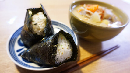 おにぎりと豚汁