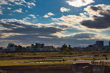 川沿いで夕日を眺める