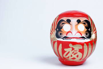 白い背景に赤いダルマ