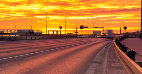 Fototapeta na wymiar highway that runs through the city during a spectacular sunrise