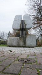 Der sogenannte Penisbrunnen in Kriftel als Symbol des Lebens geschaffen von Künstler Rocco Barone