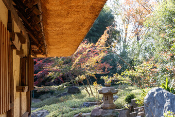 藁ぶき屋根に日本庭園