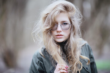Obraz premium model late autumn in the park, european style adult girl in seasonal glamorous look