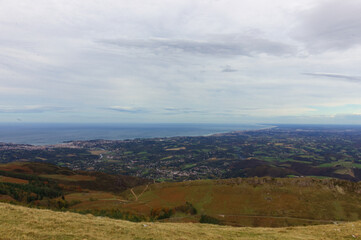 Obraz premium L'océan depuis le sommet de La Rhune dans le Pays Basque 