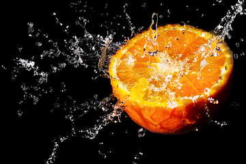 Fototapeta na wymiar Splash of water on an orange.