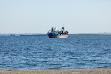 沖に錨泊する内航船