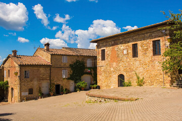 Obraz premium Residential buildings in an historic square in the medieval village of Murlo, Siena Province, Tuscany, Italy 