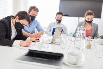 Obraz premium Geschäftsleute machen sich Notizen im Workshop