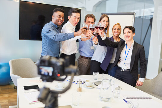 Gruppe Gesch&auml;ftsleute streamen Betriebsfreier online